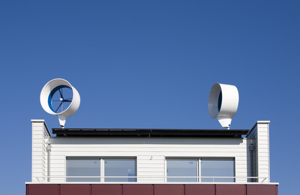 Windkrafträder auf Hausdach installiert